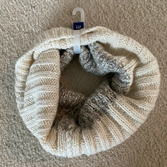 New with tags Gap sweater infinity scarf - Picture 1 of 3
